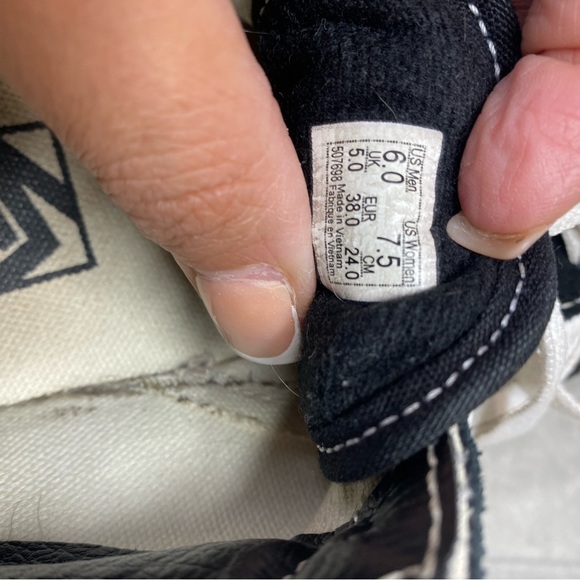 Vans womens size 7.5 mens 6.0. Worn needs a good cleaning. - Picture 7 of 8